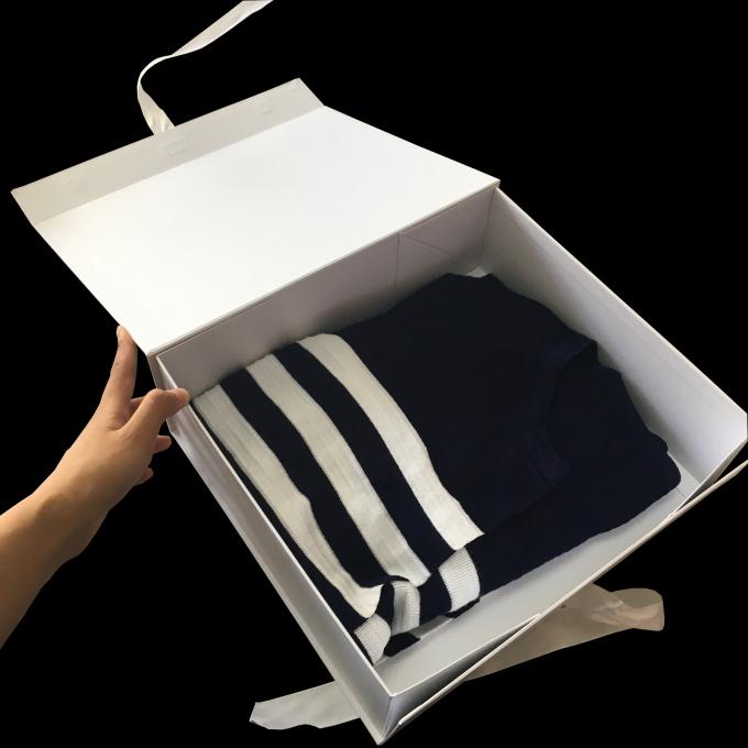 Contenitore di regalo di carta piegante bianco su misura logo del nastro per l'imballaggio dei vestiti